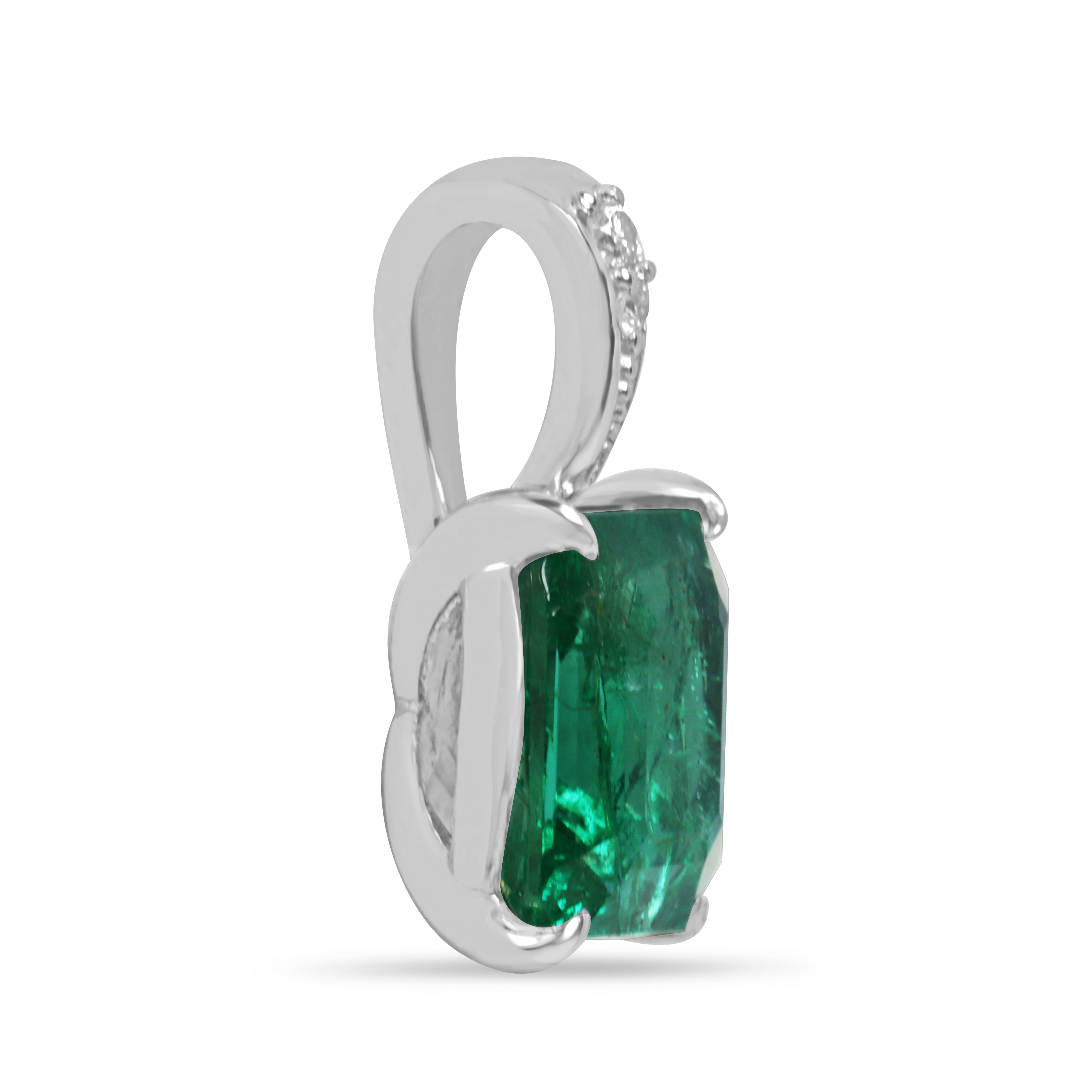 Ciondolo con anello di fissaggio in oro bianco 14 carati, con smeraldo taglio smeraldo e diamanti per un totale di 1,60 carati, caratterizzato da un design JR Colombian Emeralds.