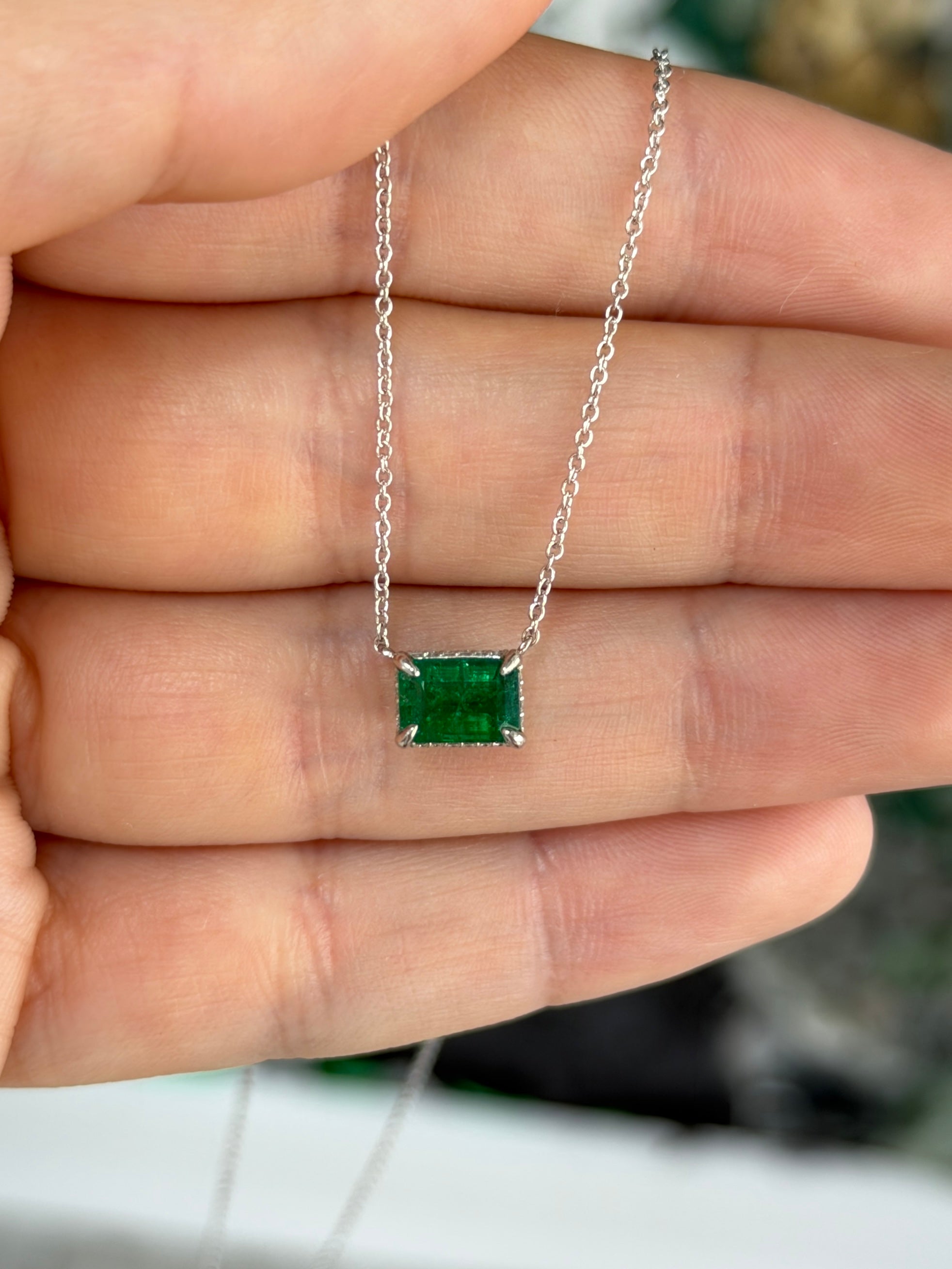 Collana fissa in platino con smeraldo naturale AAA da 1,57 carati (peso totale) orientato est-ovest e corona di diamanti nascosta