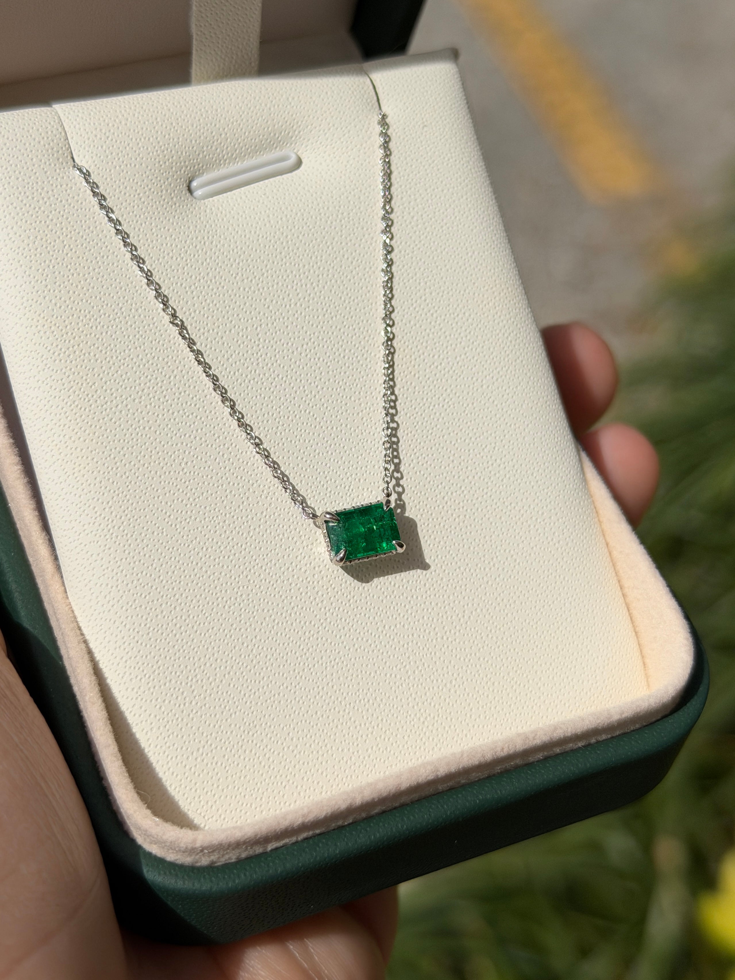 Collana fissa in platino con smeraldo naturale AAA da 1,57 carati (peso totale) orientato est-ovest e corona di diamanti nascosta