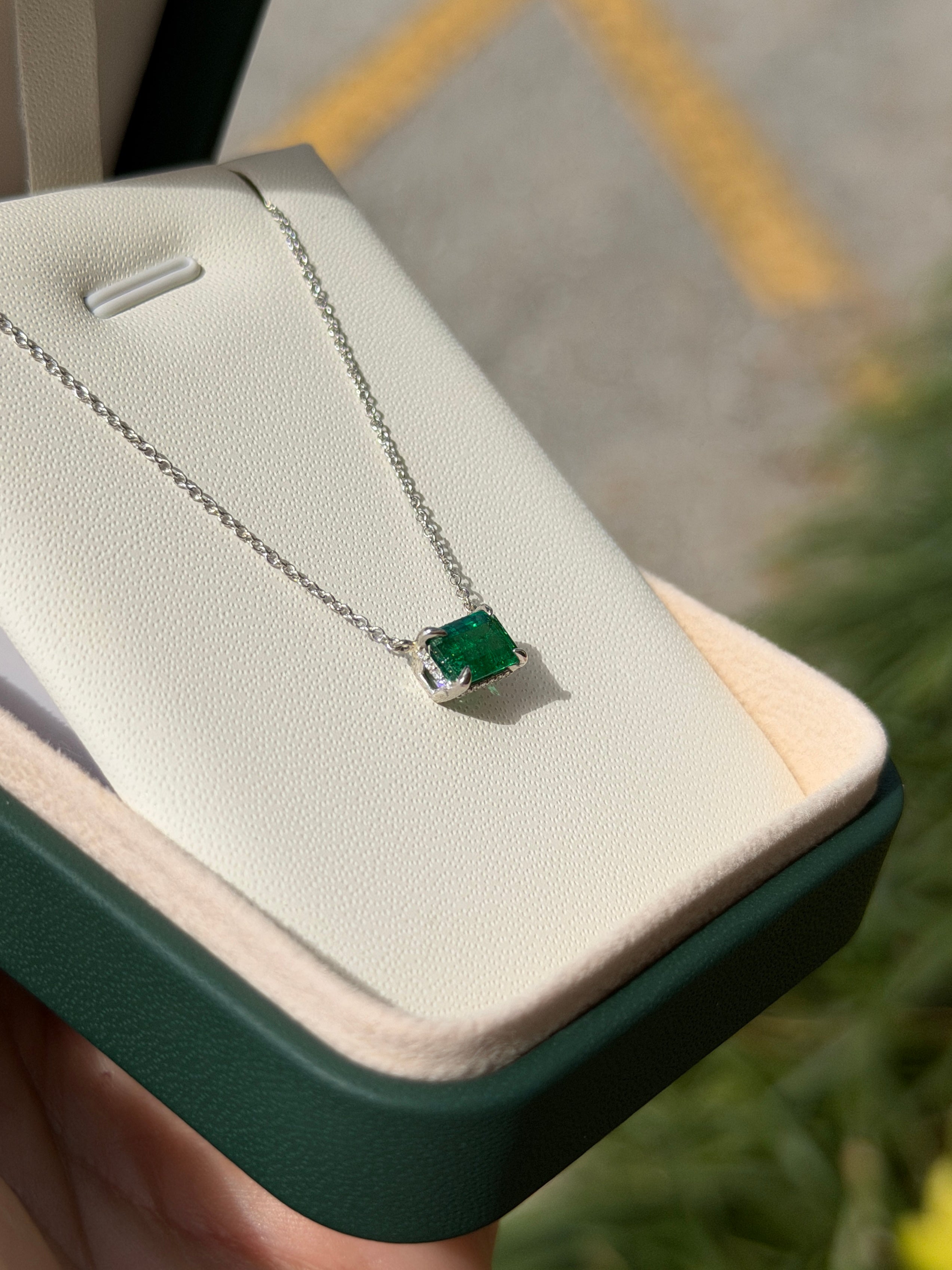 Collana fissa in platino con smeraldo naturale AAA da 1,57 carati (peso totale) orientato est-ovest e corona di diamanti nascosta