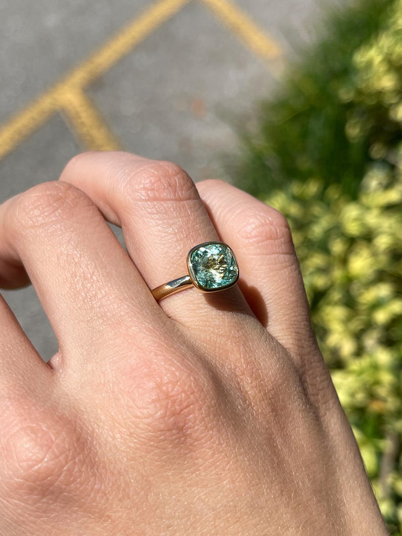 Beautiful 2.88ct Mint Green Emerald Ring Set in 18K Gold with Cushion Cut Design