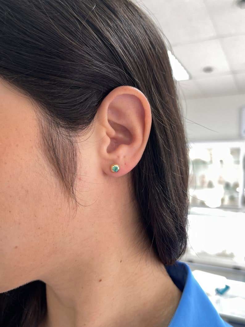 0.40tcw Medium Green 3.5mm Domed Round Cut Emerald Baby Bezel Stud Ear