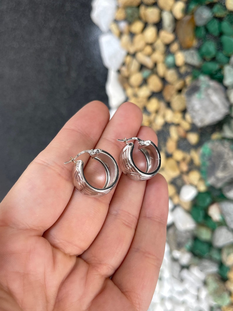 Colombian Emerald 18K white gold hoop earrings with zig zag V vertical stripe, 4.8 grams, 10mm thick, lightweight jewelry.