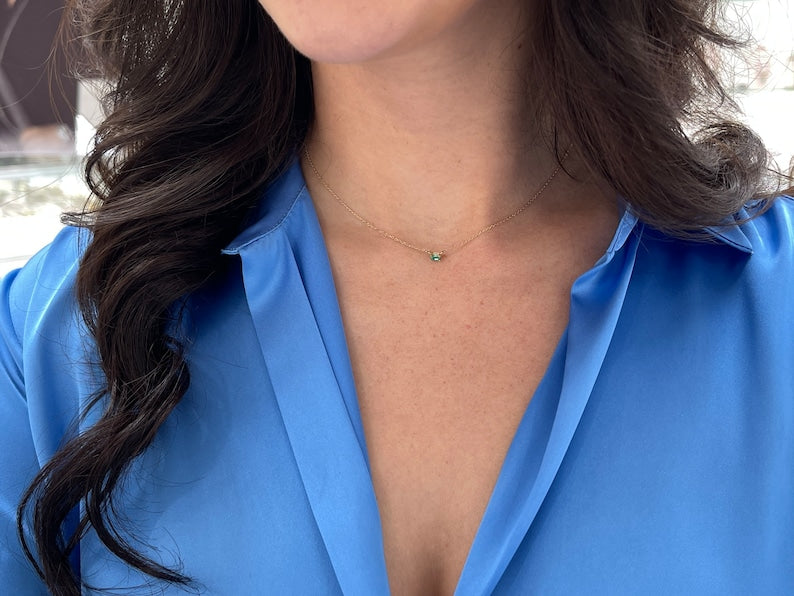 0,12 Karat – Zierliche Solitär-Halskette mit Smaragd im Baguette-Schliff, 40 cm, 14 Karat – JR Colombian Emeralds