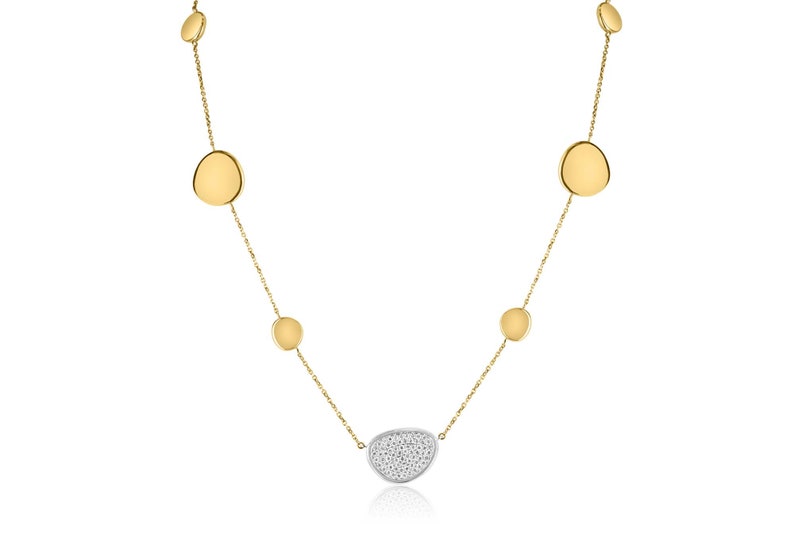 Collana con smeraldi caratterizzata da un ciondolo a grappolo di diamanti da 0,59 carati, montato su una catena a maglia cavo in oro bianco e giallo 14 carati dal design semicircolare.