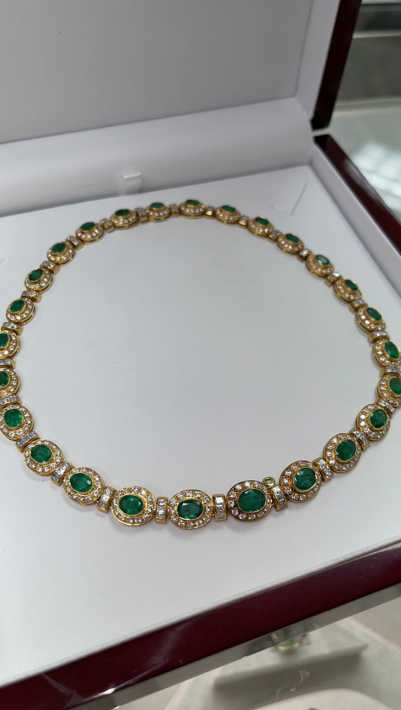 Colombian Emerald gold choker necklace with vivid green oval-cut emeralds and diamonds, 18K 750 gold, 22 carats total weight.