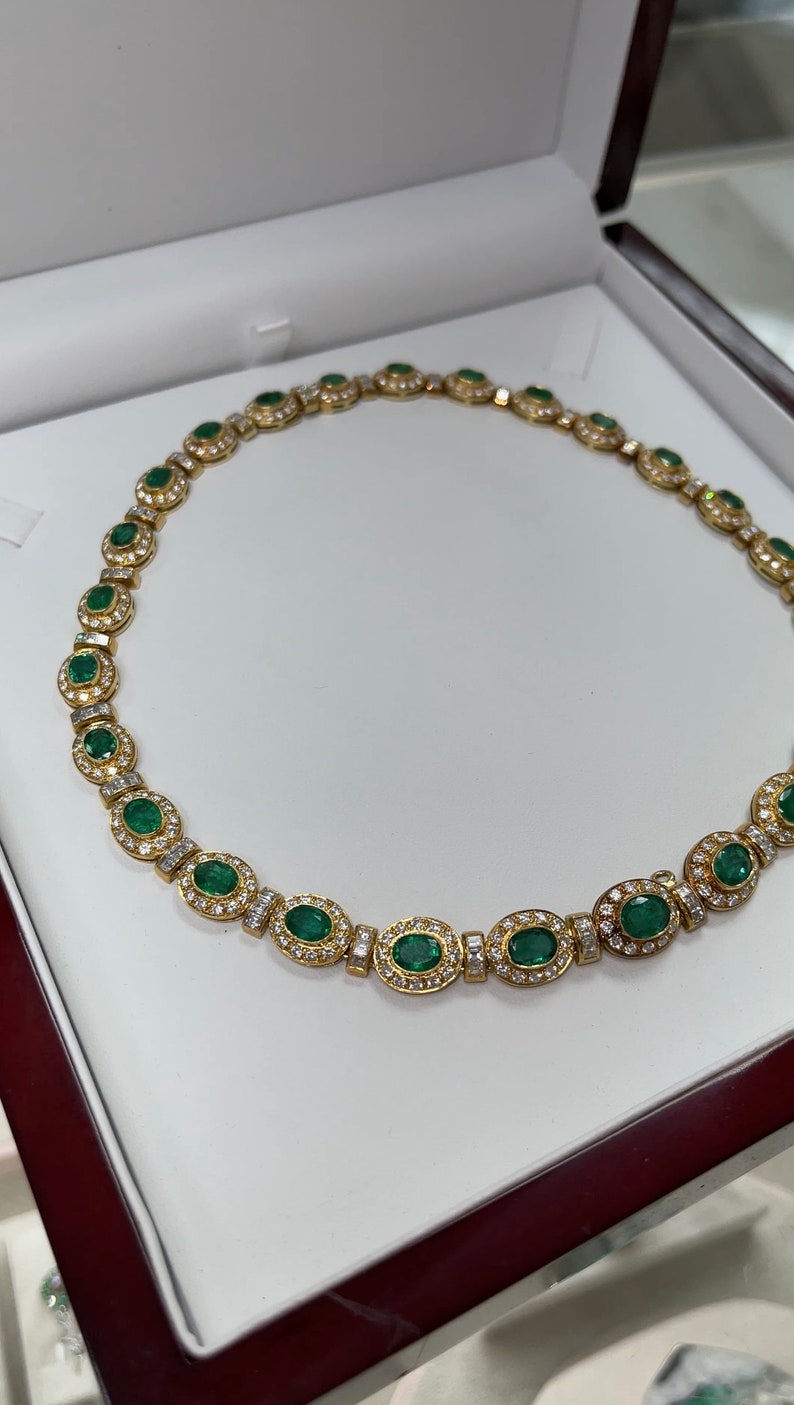 Vivid green oval cut emerald and diamond choker necklace in 18K gold from Colombian Emerald, elegant jewelry design.