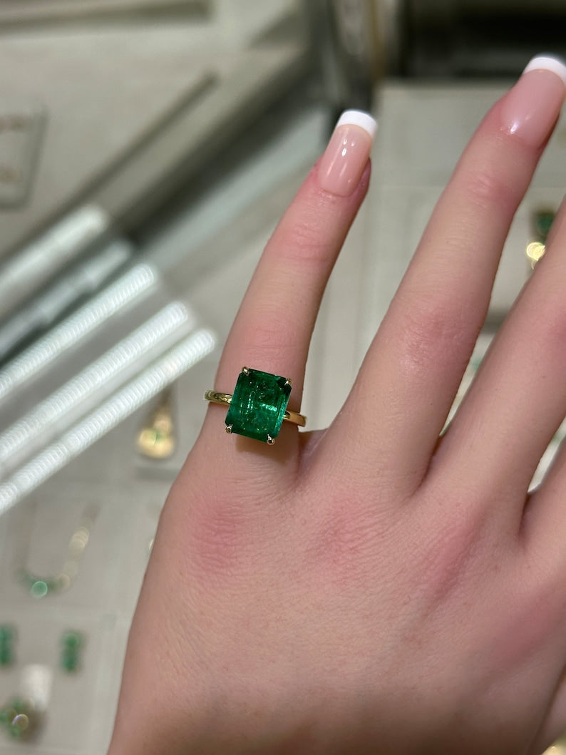 Elegant 4.46-Carat Emerald Cut Solitaire Ring in 750 18K Gold