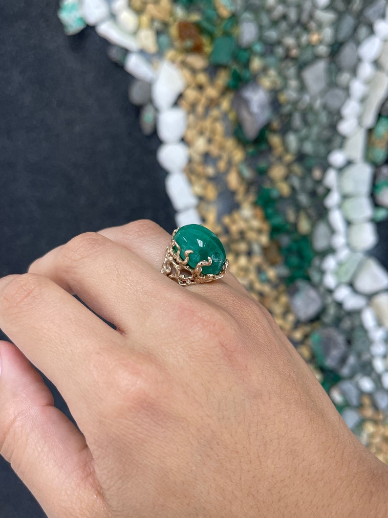 Unisex 14K gold ring with oval-cut emerald cabochon and detailed prong setting, featuring Colombian emerald gemstone.