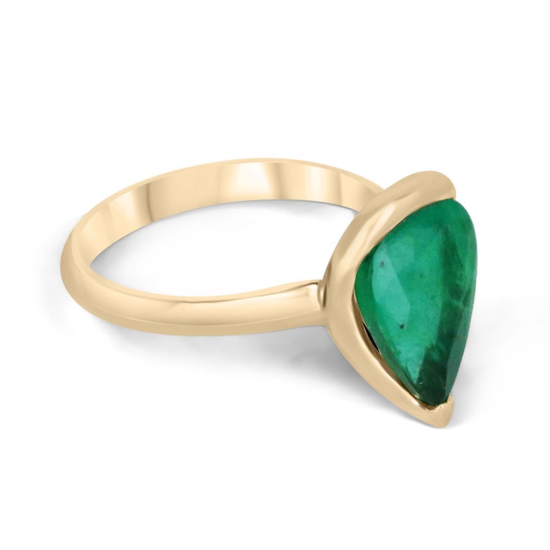 Ladies emerald ring featuring a 3.10ct lustrous dark green pear-shaped emerald in 18K gold, Colombian Emerald brand.