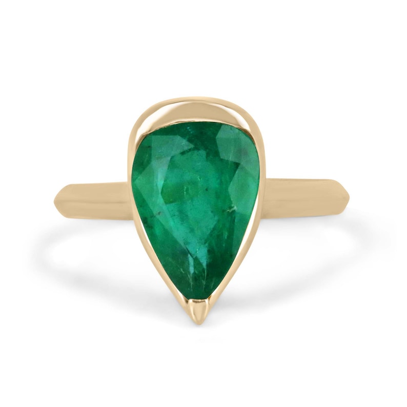 Ladies emerald ring featuring a 3.10ct Colombian emerald in a pear cut, set in lustrous 18K gold.