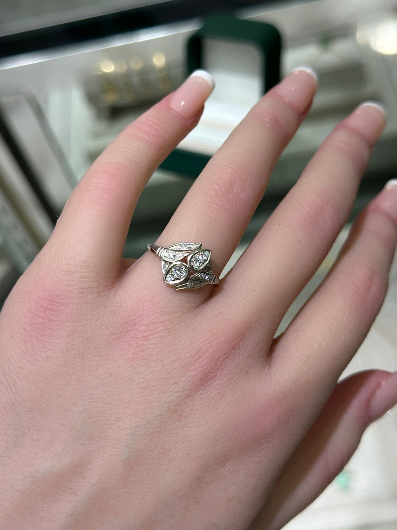 Anello antico con diamanti in oro bianco 14 carati - Stile Art Déco con diamanti taglio brillante rotondo per un totale di 0,40 carati, risalente agli inizi del XX secolo