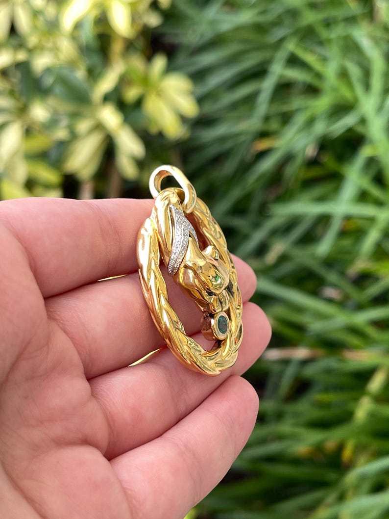 Colombian emerald pendant in 18K yellow gold, weighing 7.1 grams, featuring a vibrant green gemstone on a necklace chain