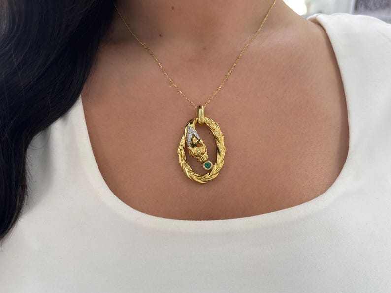 Colombian emerald pendant in 18K yellow gold, 7.1 grams, featuring a vibrant green gemstone on a sleek necklace.