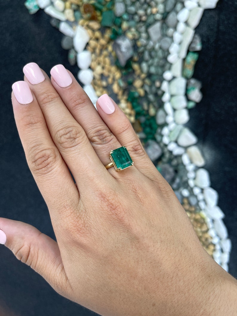 Colombian Emerald 7.90ct large emerald cut double claw solitaire ring on right hand, 18K gold jewelry, elegant and stylish.