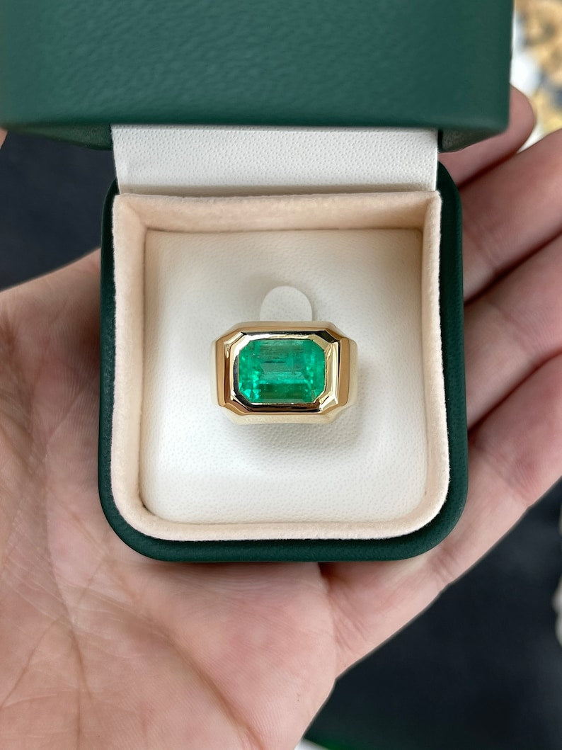 18K gold men's ring featuring a 4.25 carat emerald cut solitaire with east-west setting, Colombian Emerald brand, right hand jewelry
