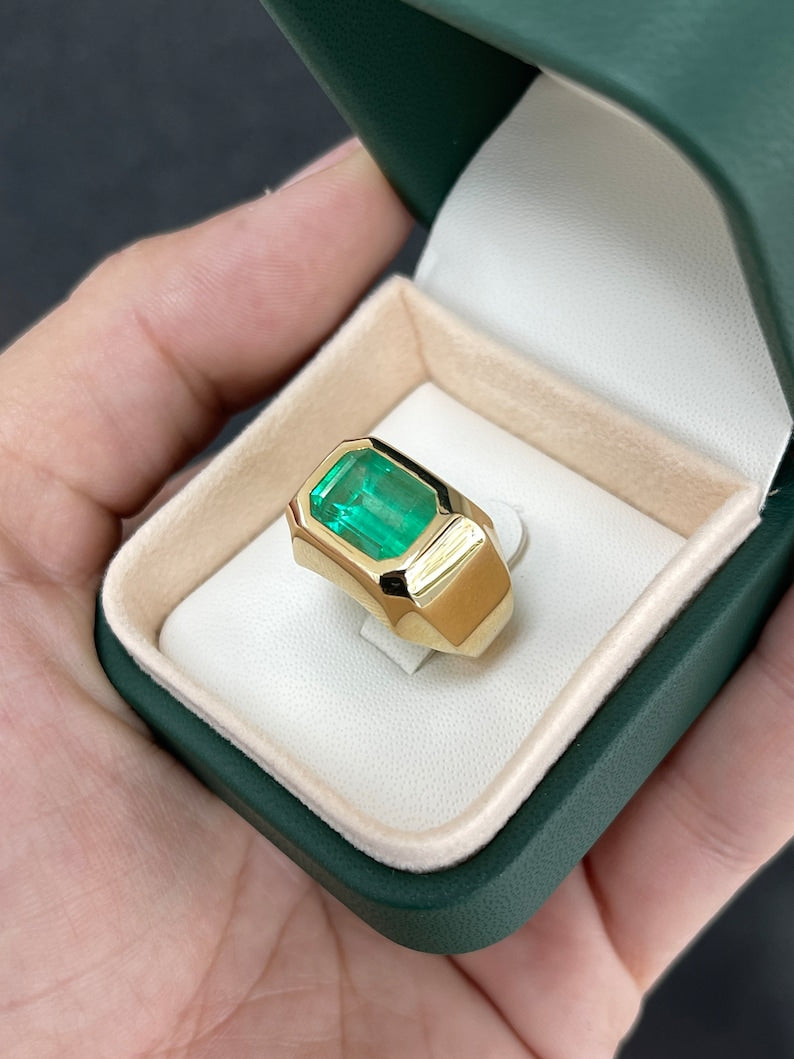 18K gold men's ring with 4.25 carat emerald-cut emerald solitaire, east-west setting, Colombian Emerald brand