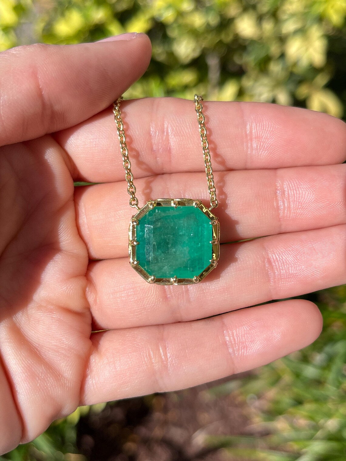 18ct Colombian emerald pendant features vintage Georgian inspired beauty