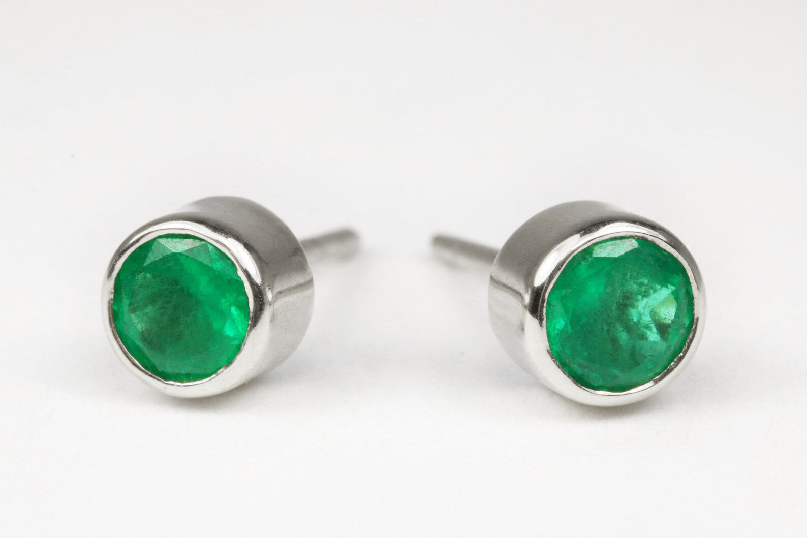 1.22tcw Deep Dark Green Circle Round Emerald Natural Bezel Earrings 18K - JR Colombian Emeralds