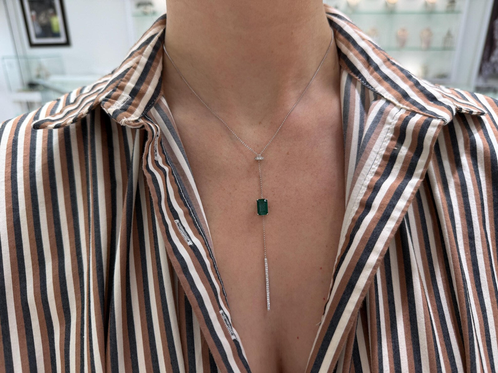 Natural emerald and diamond lariat necklace in 14K white gold with 3.25 carats, featuring elegant pendant design by JR Colombian Emeralds.