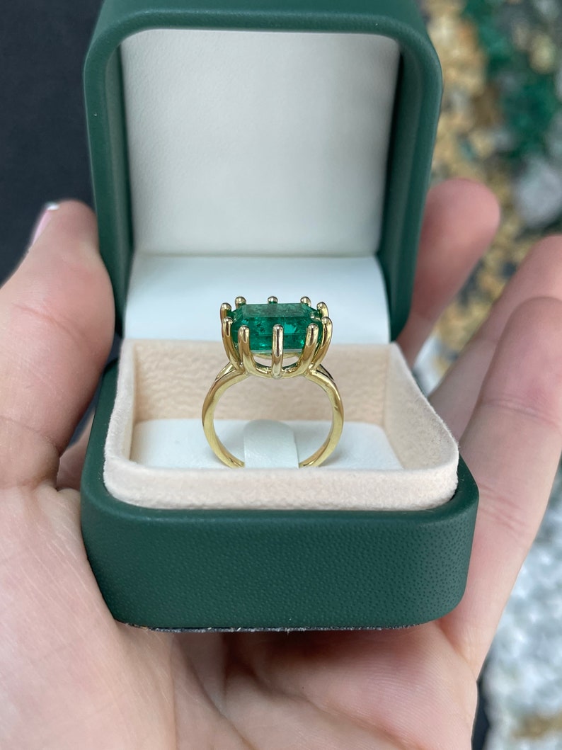 6.12ct 18K Funky 10 Prong Deep Rich Green Emerald Solitaire Offset Prong Gold Ring