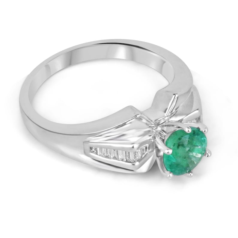 Elegant Ladies' Ring in 18K White Gold with Round Emerald and Tapered Baguette Diamond Accents - Total 1.25 Carat