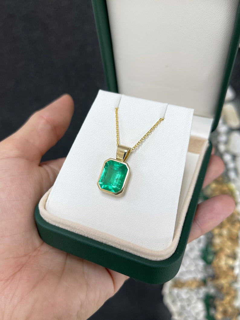 6.0ct 18K Gold 750 13x11mm Large Vivid Medium Green Emerald Solitaire Necklace