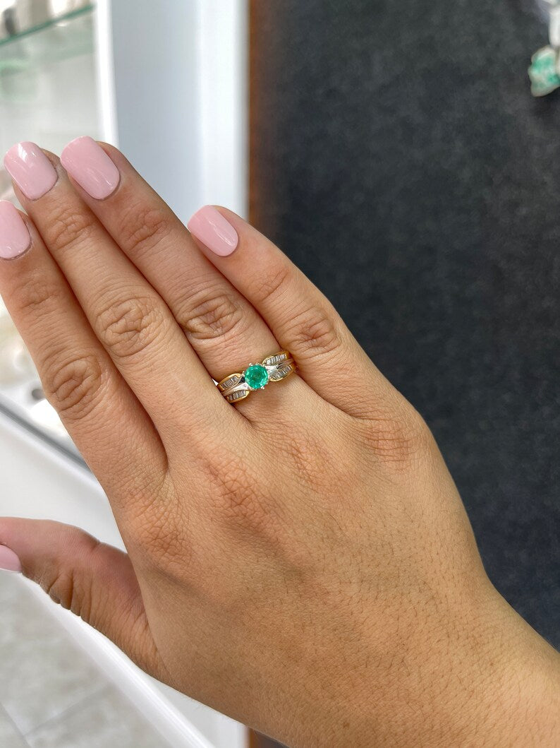 Exquisite 0.85tcw Two-Toned Gold Round Cut Emerald & Tapered Baguette Diamond Ring - Elegant 14K Setting