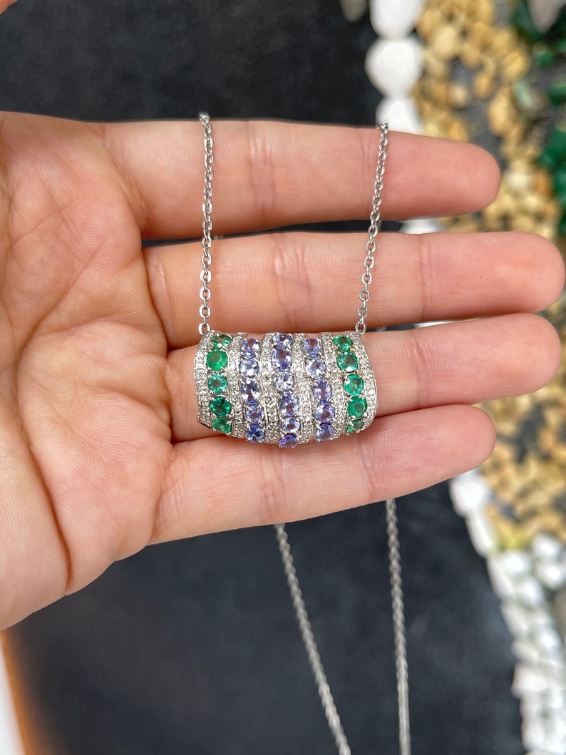 Elegant Horizontal Pendant Necklace Featuring 14K Gold, Round Emerald, and Lavender Purple Amethyst - 3.17 Carats