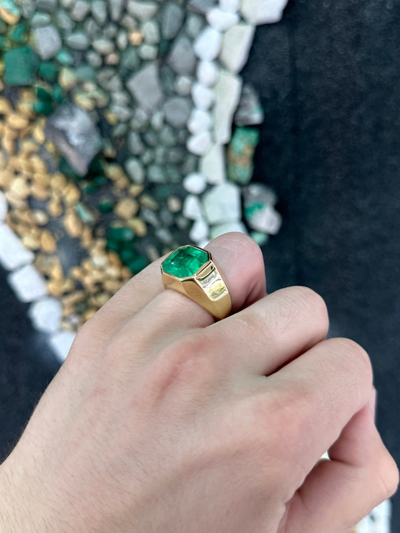 6.55cts 18K Gold Bezel Set Gypsy Emerald Solitaire Signet Men's Ring