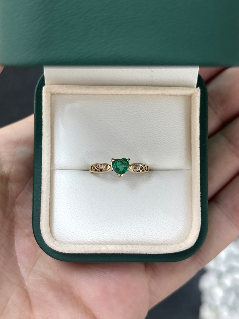 0.17-Carats 14K Dainty Vivid Dark Green Petite Round Heart Cut Emerald & Diamond 3 Stone Ring