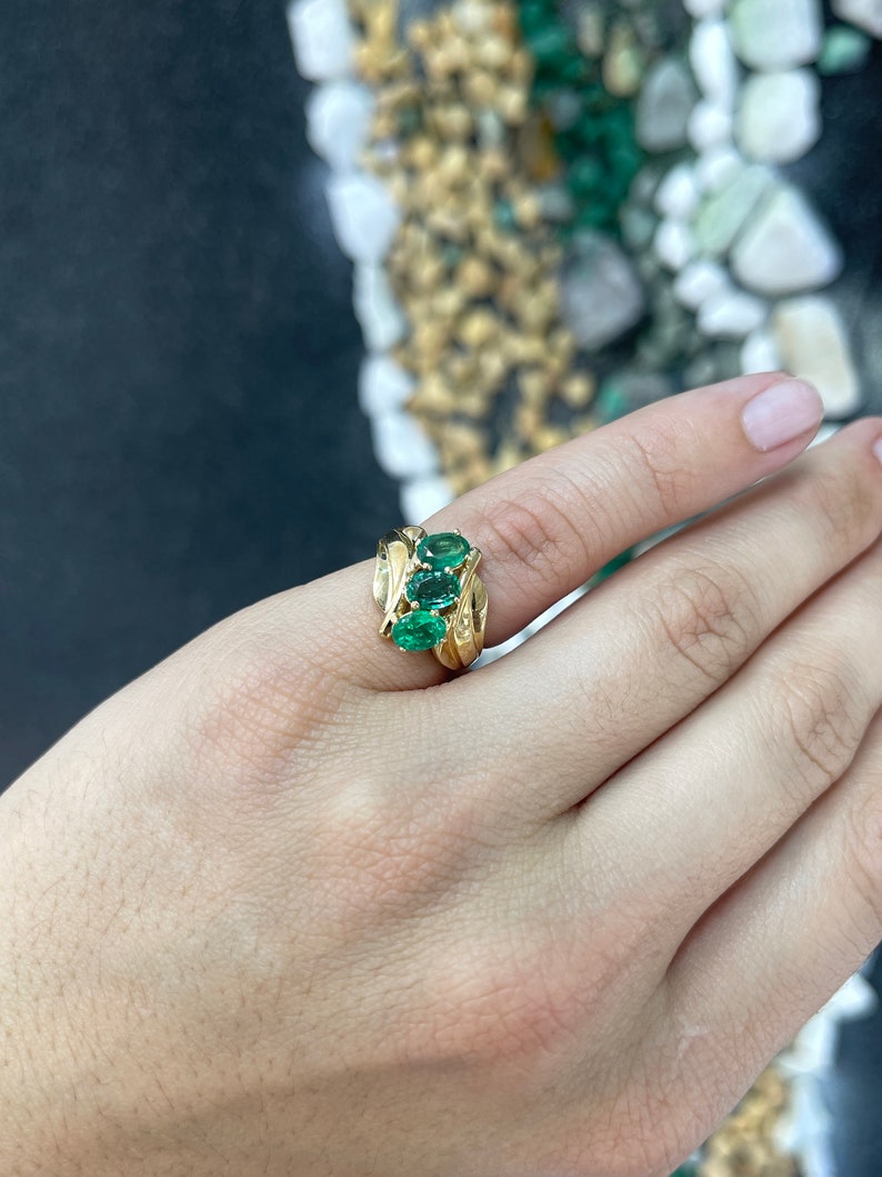 Elegant 14K Gold Ring Showcasing a 1.68tcw Medium Dark Green Oval Emerald - Vintage Beauty