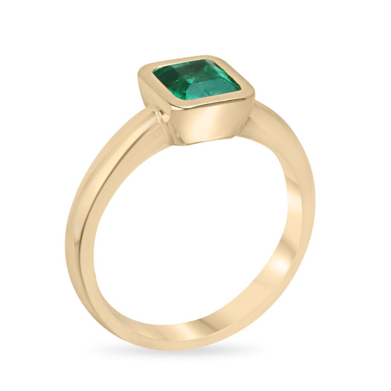 Stunning Lush Green Oval Cut Emerald Ring in 14K Gold Setting - 30ct Gemstone