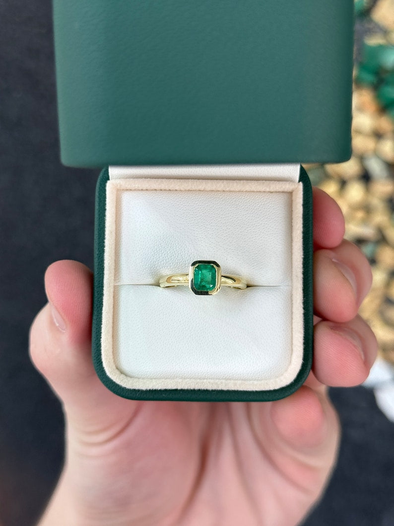 Exquisite 18K Gold Solitaire Engagement Ring featuring a 0.65ct Rich Green Emerald of Exceptional Quality