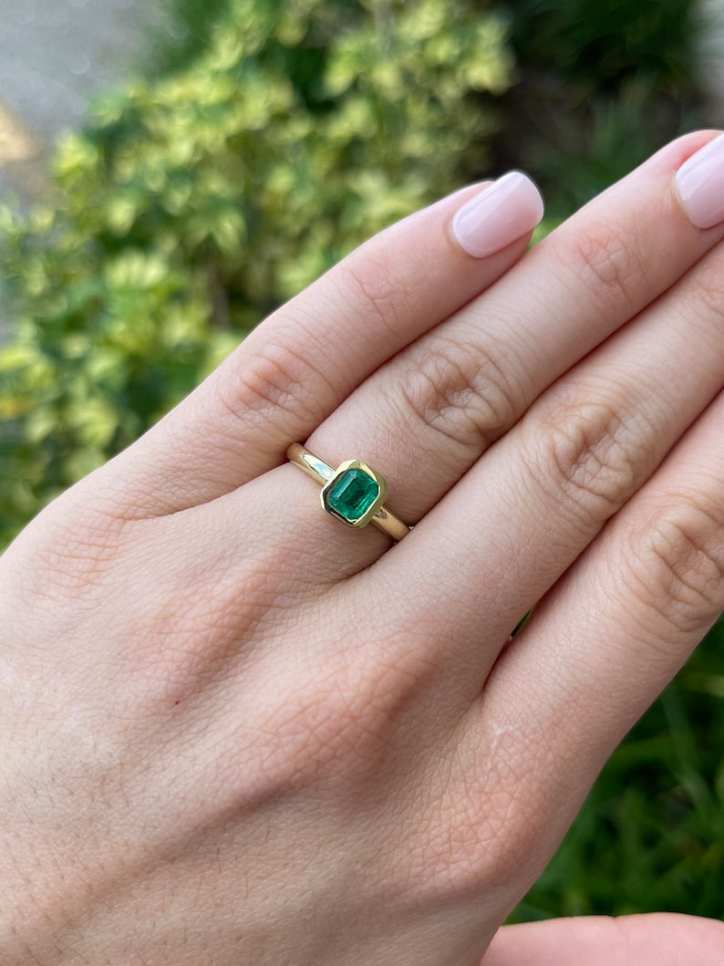 0.65ct 18K Gold AAA Fine Quality Rich Vivid Green Emerald Solitaire Engagement Ring