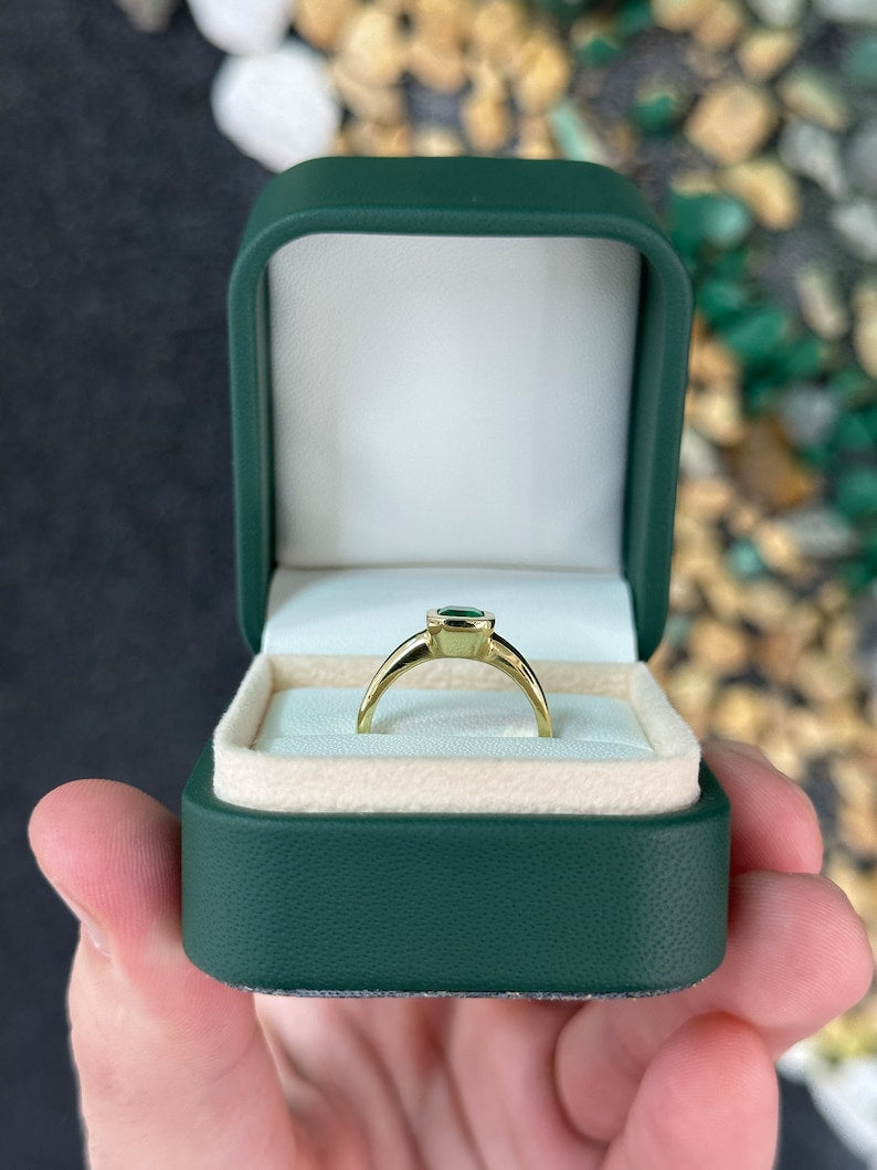 Elegant 18K Gold Engagement Ring with a 0.65ct High-Quality Emerald in Rich Vivid Green