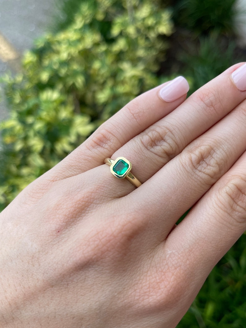 0.65ct 18K Gold AAA Fine Quality Rich Vivid Green Emerald Solitaire Engagement Ring