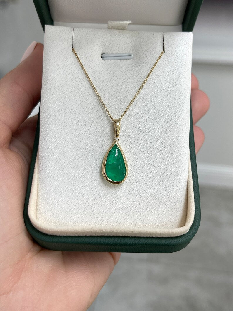 Elegant 14K 585 Yellow Gold Pendant Featuring a 4.01ct Cabochon Cut Emerald