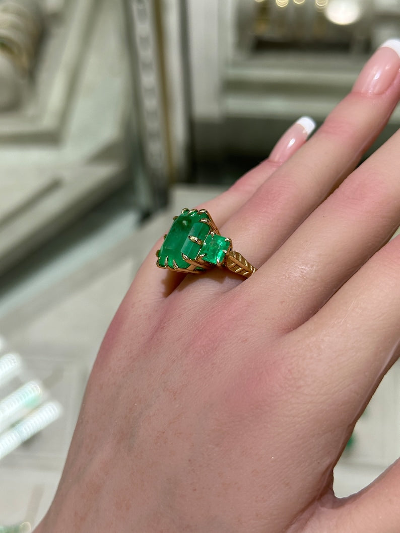 Elegant 18K Gold 750 Ring with Vivid Medium Green Emerald Trilogy - 13.73tcw