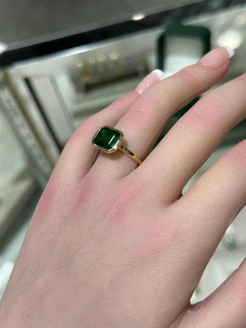 East-West Setting: 14K Gold Ring Highlighting a 2.90cts Natural Emerald Solitaire