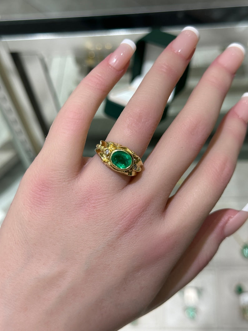 18K 750 Gold Three-Stone Ring with Antique Charm, Showcasing 1.05 Carats of Natural Emerald and Brilliant Round Diamonds