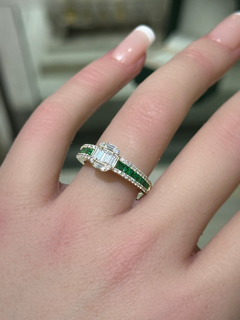 14K Asscher Shaped Diamond Cluster Ring: Vivid Green Round & Princess Cut, Total Carat Weight 1.30tcw