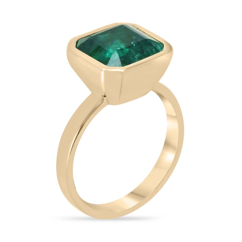 18K 750 Gold Ring with a Striking 6.08ct Asscher Cut Emerald in Deep Forest Green