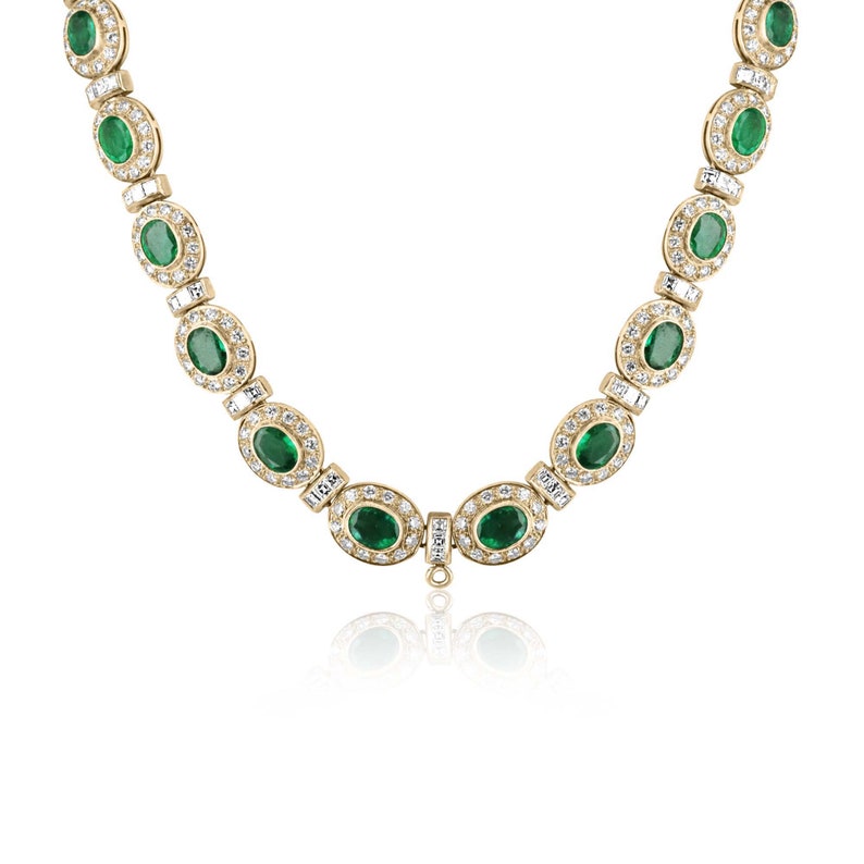 Luxurious 18K 750 Gold Choker Necklace with Oval Cut Emerald & Diamond Accents