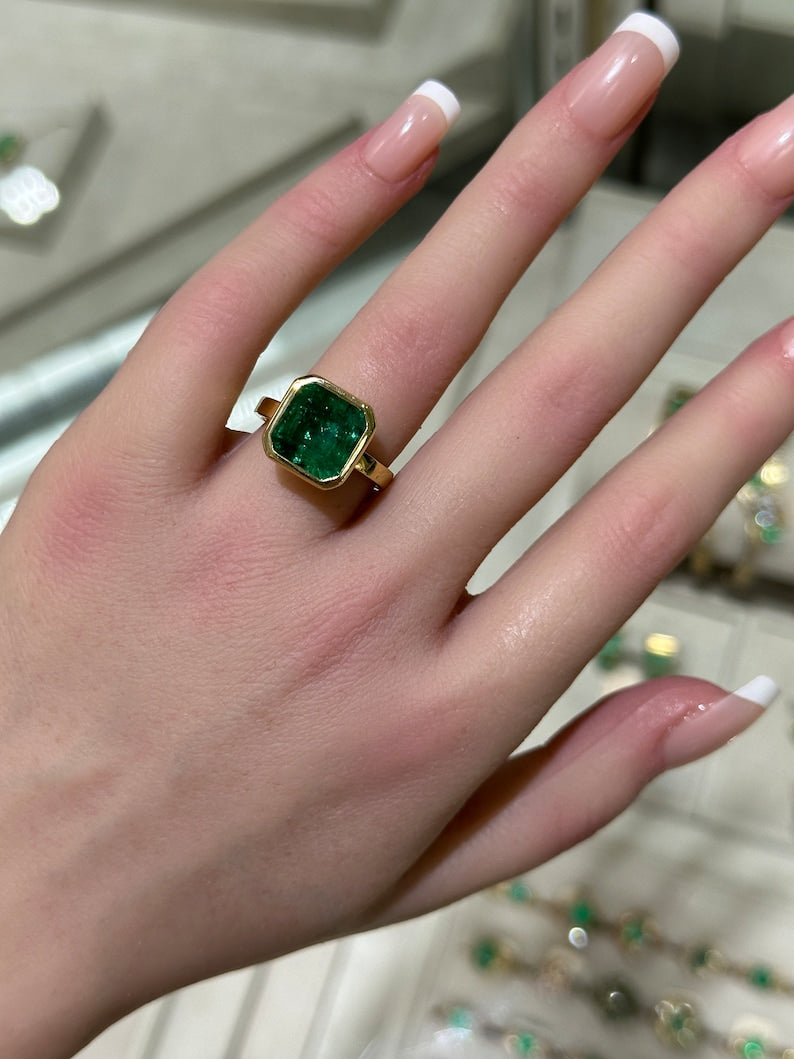 Bold Solitaire Engagement Ring: 6.08ct Dark Forest Green Emerald in 18K 750 Gold