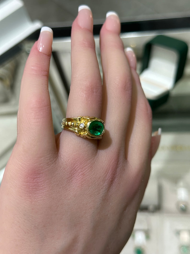 Vintage-inspired 18K 750 Gold Ring Adorned with 1.05 Carats of Natural Emerald and Brilliant Round Diamonds in a Three-Stone Design