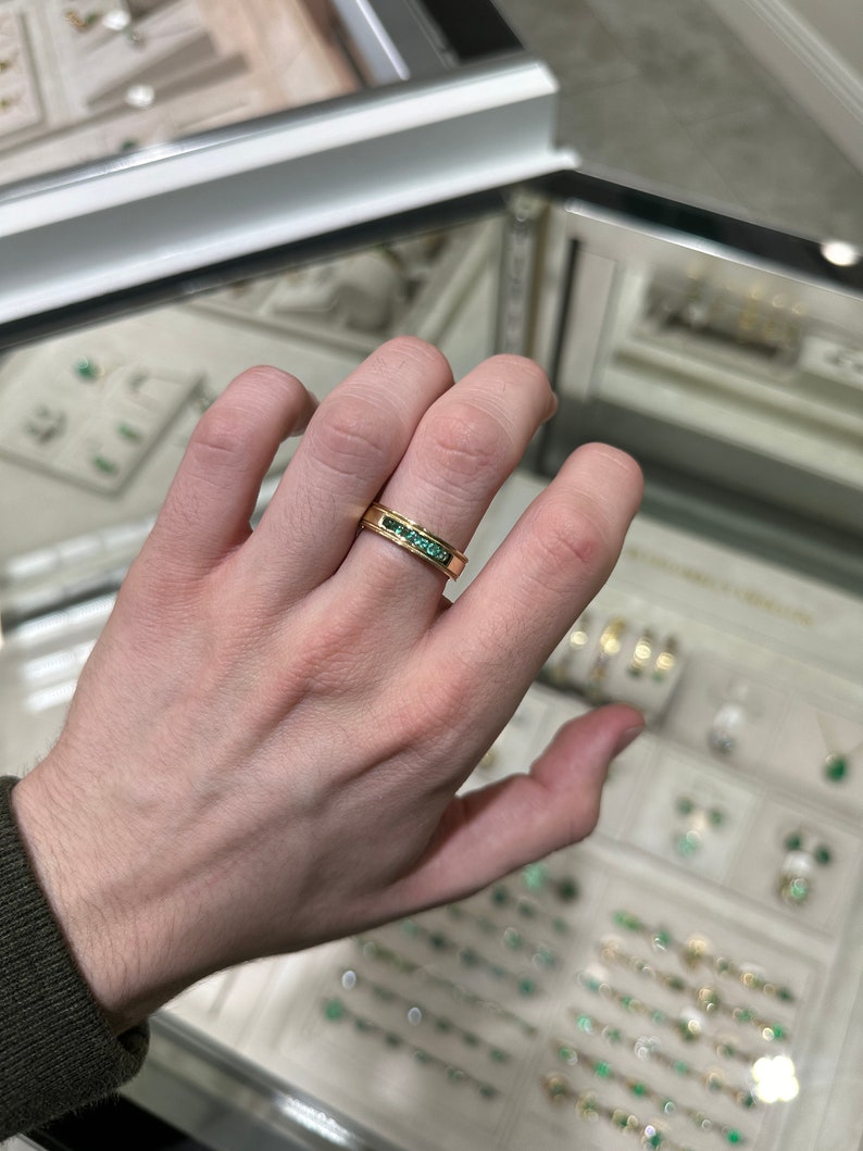 14K 585 Gold Ring Highlighting Mens Emerald - Medium Green Round Cut, 0.40tcw