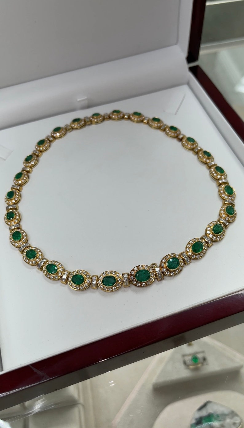 Sumptuous Emerald & Diamond Choker Necklace in 18K 750 Gold for a Sophisticated Look