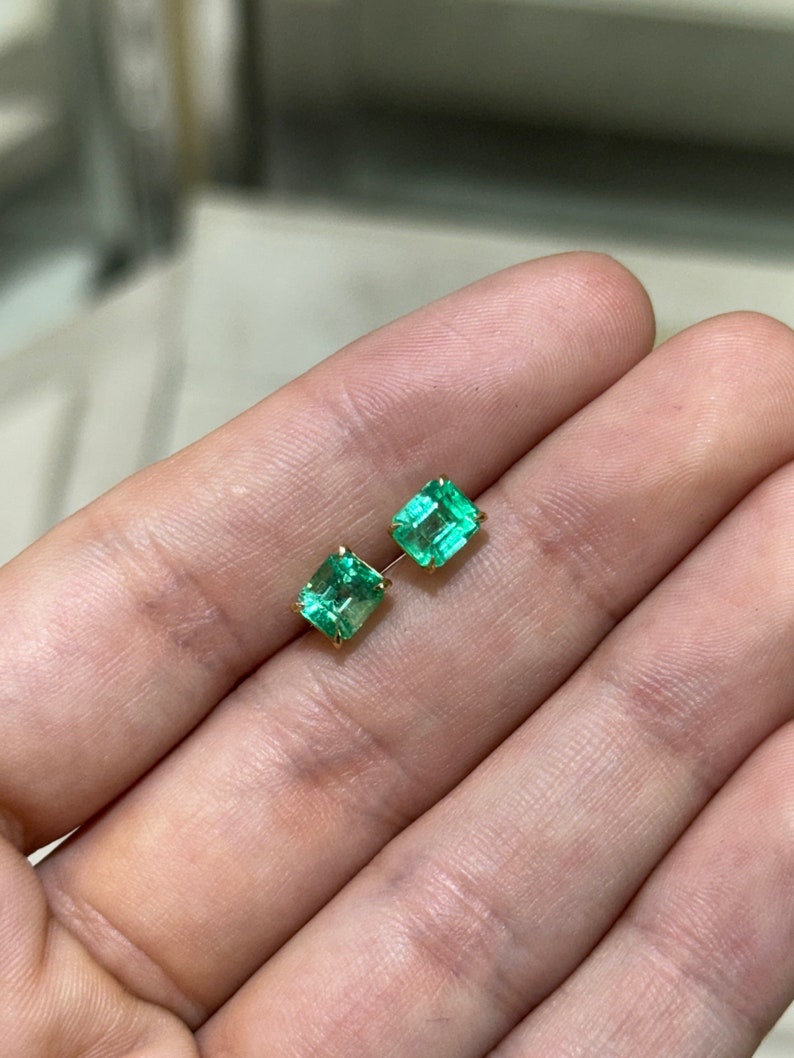 Premium 18K Emerald Studs: Vibrant Hue, Unisex Design