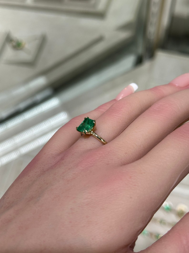 Exquisite 14K Gold Ring: 2.50ct Natural Green Emerald Cut for Right Hand Engagement